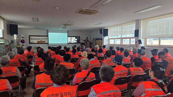 [양산=뉴시스] 서창동행정복지센터가 경찰서와 함께 노인일자리사업 참여 어르신 88명을 대상으로 보이스피싱 예방 교육을 하고 있다. (사진=양산시 제공) 2026.06.26. photo@newsis.com *재판매 및 DB 금지