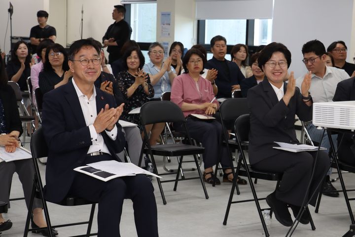 [제주=뉴시스] 위성곤(앞줄 왼쪽) 제주도지사 당선인과 고의숙(앞줄 오른쪽) 제주교육감 당선인이 26일 오전 제주시 오라동 제주도지사직 인수위원회 회의실에서 열린 '제주교육 혁신을 위한 공동포럼'에 참석해 박수를 치고 있다. (사진=제주도지사직 인수위 제공) 2026.06.26. photo@newsis.com *재판매 및 DB 금지