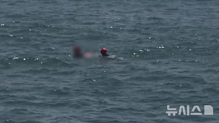 [제주=뉴시스] 26일 오후 제주 서귀포시 강정동 해상에서 낚시객 익수사고가 발생해 소방과 해군 등이 구조에 나서고 있다. (사진=제주소방안전본부 제공) 2026.06.26. photo@newsis.com