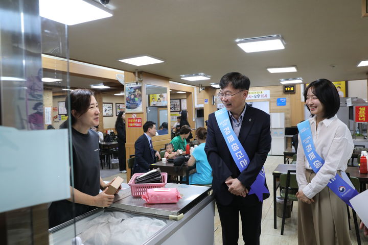 [전주=뉴시스] 안형준 국가데이터처장은 26일 전북 전주 남부시장을 찾아 '2025년 기준 경제총조사' 참여를 독려하고 전통시장 상인들의 의견을 청취했다. 안형준 처장은 이날 경제총조사 홍보모델인 박선영 아나운서와 함께 시장 상인들에게 조사 취지를 설명하고 참여를 당부했다. (사진 = 데이터처 제공) 2026.06.26.&nbsp; *재판매 및 DB 금지