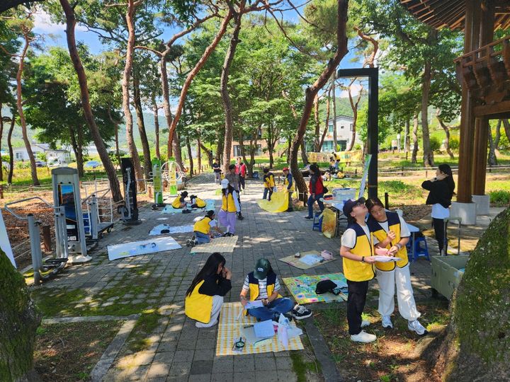 [진주=뉴시스] 경남과학교육원, 초등학교 자연관찰캠프 모습. (사진=경남과학교육원 제공) 2026.06.26. photo@newsis.com *재판매 및 DB 금지