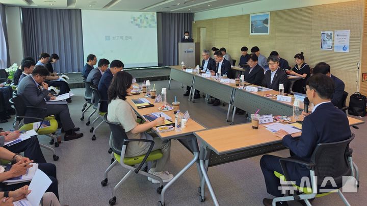 [함안=뉴시스]26일 경남 함안군 칠북면 창녕함안보 통합물관리센터에서 경남도 김명주 경제부지사와 낙동강 연접 창원시 등 8개 시군 부단체장 등이 참석한 가운데 '낙동강 수변공간 관리기본계획 수립 용역 착수보고회'가 열리고 있다.(사진=경남도 제공) 2026.06.26. photo@newsis.com