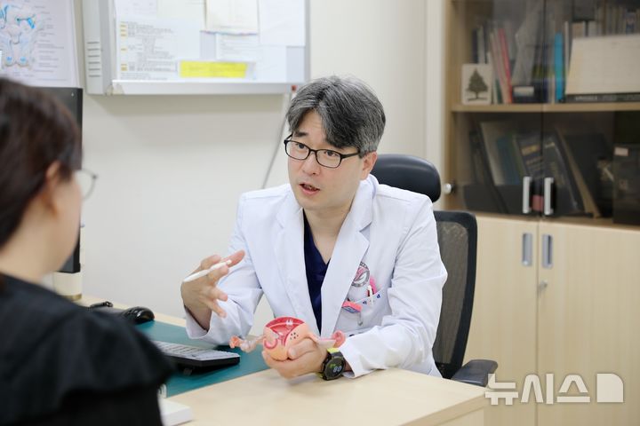 [서울=뉴시스] 박성택 한림대강남성심병원 산부인과 교수가 자궁내막암에 대해 설명하고 있는 모습. (사진= 한림대강남성심병원 제공)