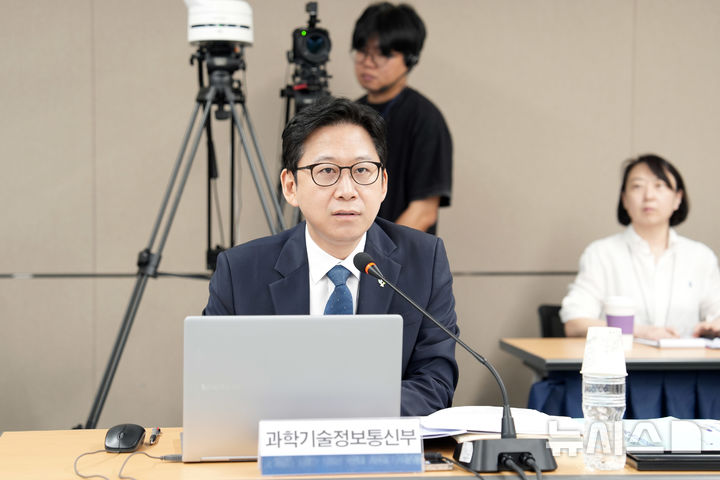 [서울=뉴시스]배경훈 부총리 겸 과학기술정보통신부 장관이 26일 오전 서울 종로구 KT광화문빌딩 국가과학기술자문회의 대회의실에서 열린 '국가과학기술자문회의 제7회 심의회의' 에 참석해 발언을 하고 있다. (사진=국가과학기술자문회의 제공)