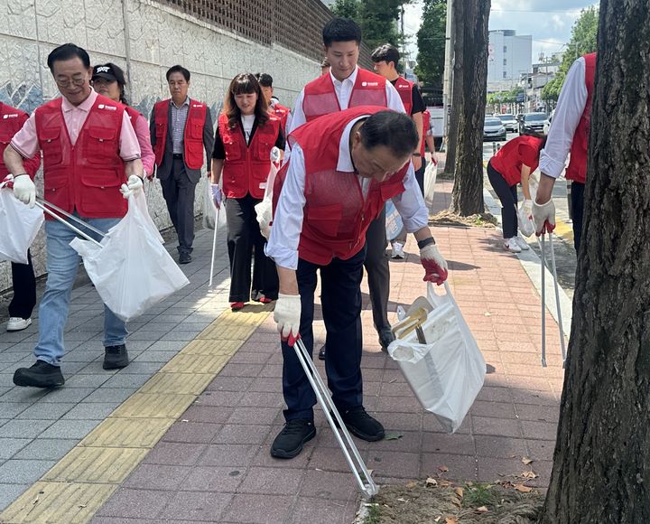 [충주=뉴시스] 국민의힘 충북지역 지방선거 당선인과 엄태영 도당위원장 등 당원들이 26일 충주시청 인근 거리에서 환경정화 봉사활동을 하고 있다. (사진=국민의힘 충북도당 제공) 2026.06.26. photo@newsis.com *재판매 및 DB 금지
