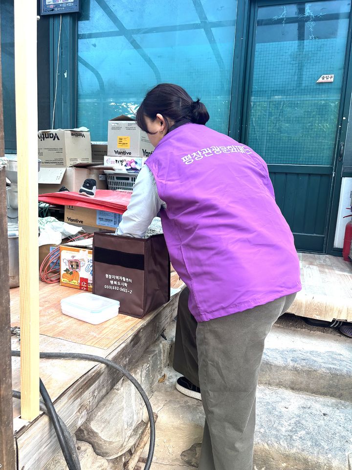 [평창=뉴시스] 행복도시락 배달로 지역사회 나눔 실천. (사진=평창관광문화재단 제공) 2026.06.26. photo@newsis.com *재판매 및 DB 금지