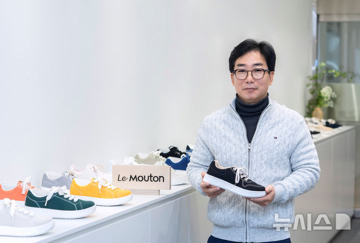 [서울=뉴시스] 허민수 우주텍 대표가 르무통 대표 제품 '메이트'를 소개하고 있다. (사진=우주텍 제공) 2026.06.28. photo@newsis.com