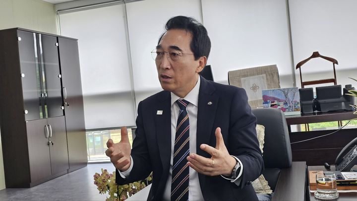 [홍성=뉴시스] 김덕진 기자=박수현 충남도지사 당선인이 25일 인수위 사무실에서 뉴시스와 단독으로 인터뷰를 진행하며 질문에 답하고 있다. 2026.06.26. spark@newsis.com *재판매 및 DB 금지