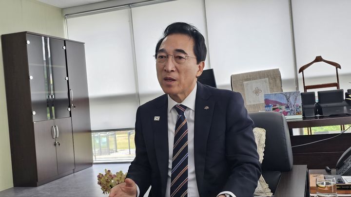 [홍성=뉴시스] 김덕진 기자=박수현 충남도지사 당선인이 25일 인수위 사무실에서 뉴시스와 단독으로 인터뷰를 진행하며 질문에 답하고 있다. 2026.06.26. spark@newsis.com *재판매 및 DB 금지