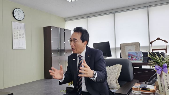 [홍성=뉴시스] 김덕진 기자=박수현 충남도지사 당선인이 25일 인수위 사무실에서 뉴시스와 단독으로 인터뷰를 진행하며 질문에 답하고 있다. 2026.06.26. spark@newsis.com *재판매 및 DB 금지