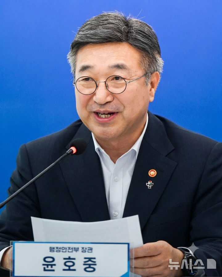 [나주=뉴시스] 이현행 기자 = 윤호중 행정안전부 장관이 26일 오후 전남 나주시 빛가람복합문화체육센터에 마련된 민형배 전남광주통합특별시 당선인의 전남광주대전환기획위원회를 방문해 전남광주특별시 출범준비 현장 점검 회의에서 발언하고 있다. 2026.06.26 lhh@newsis.com