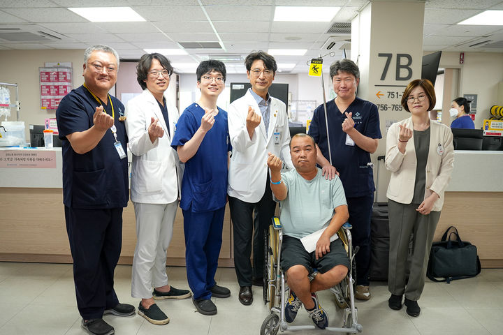 [부산=뉴시스] 최근 부산을 찾은 40대 대만인 관광객이 지난 14일 숙소에서 의식을 잃고 쓰러진 뒤 인제대학교 부산백병원에서 응급수술과 집중치료를 받고 지난 26일 퇴원했다. (사진=인제대학교 부산백병원 제공) 2026.06.26 photo@newsis.com *재판매 및 DB 금지