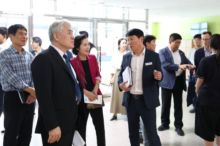 [세종=뉴시스] 26일 장영실고등학교 현장을 방문한 신성권 제5대 세종시교육감직인수위원장이 관계자로부터 설명을 듣고 있다.(사진=세종시교육감직인수위원회 제공) 2026.06.26. photo@newsis.com. *재판매 및 DB 금지