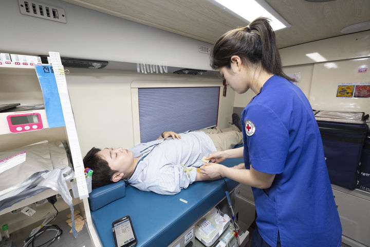 [서울=뉴시스] 지난 17일 포항에서 열린 사랑의 헌혈 행사에서 포스코 직원이 생명 나눔에 동참하고 있다. (사진=포스코 제공) 2026.06.26 photo@newsis.com *재판매 및 DB 금지