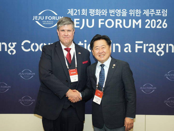 [제주=뉴시스] 오영훈(오른쪽) 제주지사와 필립 라포르튠 주한캐나다 대사. (사진=제주도 제공) *재판매 및 DB 금지
