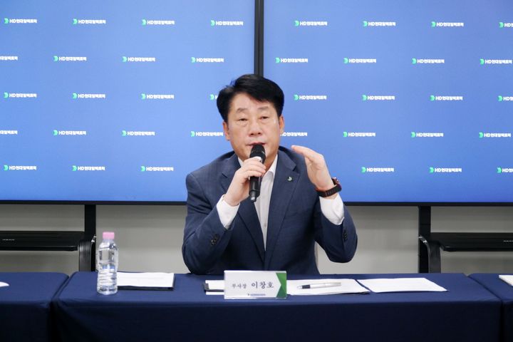 [서울=뉴시스] 지난 25일 충북 청주시 HD현대일렉트릭 청주 배전캠퍼스에서 진행된 기자 간담회에서 이창호 HD현대일렉트릭 배전사업 본부장(부사장)이 답변하고 있다. (사진=HD현대일렉트릭 제공) photo@newsis.com *재판매 및 DB 금지