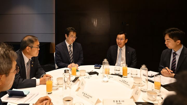 [서울=뉴시스] 26일 서울 여의도 콘래드 호텔에서 열린 방산기업 인공지능 경쟁력 강화 간담회에서 참석자들이 현장의 애로사항을 청취하고 발전 방안을 논의하고 있다. (사진=방위사업청 제공) 2026.06.26. photo@newsis.com *재판매 및 DB 금지