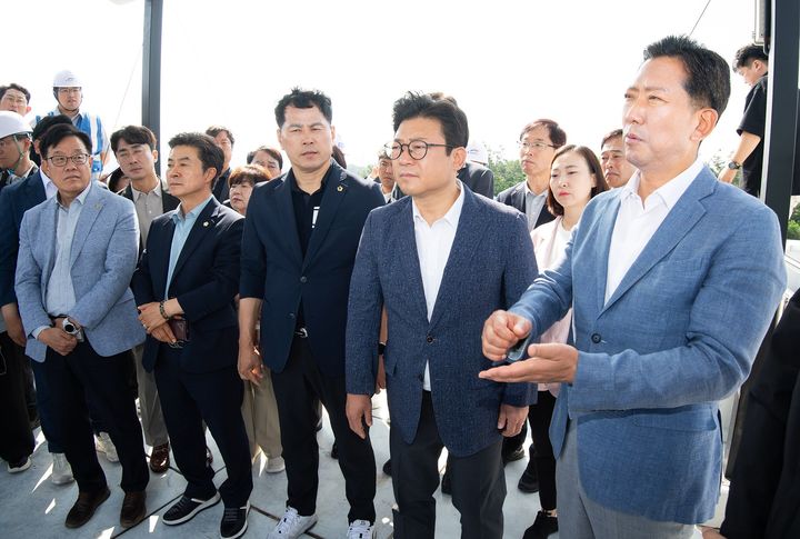 [구미=뉴시스] 김장호(오른쪽) 시장이 5산단 2단계 조성 현장을 점검하고 있다. (사진=구미시 제공) 2026.06.26 photo@newsis.com *재판매 및 DB 금지