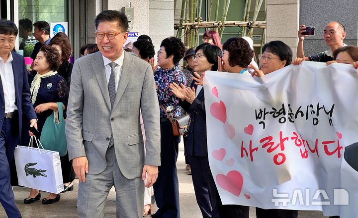 [부산=뉴시스] 원동화 기자 = 박형준 부산시장이 26일 부산 연제구 부산시청 1층 대강당에서 퇴임식을 열었다. 퇴임식 후 직원들과 지지자들의 응원 속에서 마지막 퇴근을 하고 있다. 2026.06.26. dhwon@newsis.com