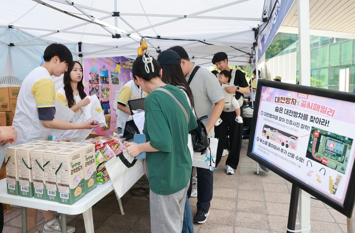 [대전=뉴시스]대전시는 26일 수원컨벤션센터에서 개최된 '수원 와인 뮤직 페스티벌' 현장에서 대전 대표 도시브랜드 홍보 콘텐츠인 '대전빵차 전국투어 시즌3' 4차 투어를 운영했다. 2026. 06. 26 photo@newsis.ccom *재판매 및 DB 금지