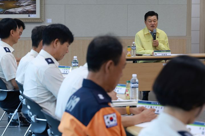 [괴산=뉴시스] 신용한 충북지사 당선인이 26일 괴산소방서를 찾아 소방 관계자 등과 대화를 나누고 있다. (사진=충북지사직 인수위원회 제공) 2026.06.26. photo@newsis.com *재판매 및 DB 금지