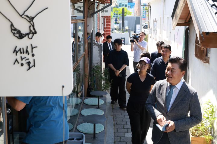 [충주=뉴시스] 신용한 충북지사 당선인이 26일 오후 충주 관아골 청년 창업 현장을 둘러보고 있다. (사진=충북지사직 인수위원회 제공) 2026.06.26. photo@newsis.com *재판매 및 DB 금지
