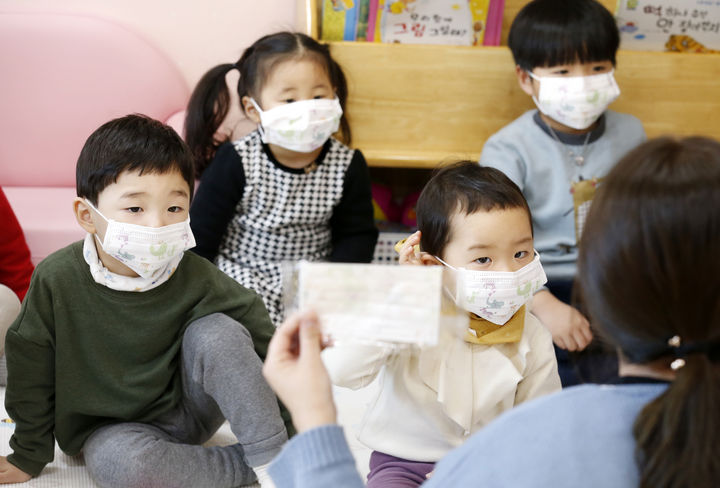 [임실=뉴시스]윤난슬 기자 = 전북 임실군이 저소득층에 이어 영유아의 감염병 예방을 위해 관내 어린이집 등에 유아용 마스크를 긴급 공급했다.(사진=임실군 제공) *재판매 및 DB 금지