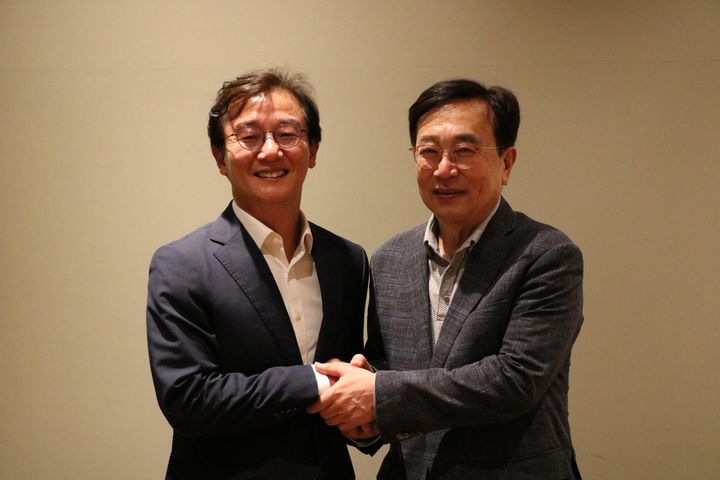 [부산=뉴시스] 서병수 전 부산시장(오른쪽)과 전재수 부산시장 당선인. (사진=전재수 당선인 페이스북 캡처) 2026.06.26. photo@newsis.com *재판매 및 DB 금지
