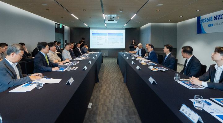 [부산=뉴시스] 한국해양진흥공사(해진공)는 26일 서울 여의도 글래드호텔에서 '2026년 중소선사 CEO 콘퍼런스'를 열고 현장의 의견을 반영한 '제2차 중소선사 특별지원 프로그램' 지원안을 발표했다. (사진=해진공 제공) 2026.06.26. photo@newsis.com *재판매 및 DB 금지