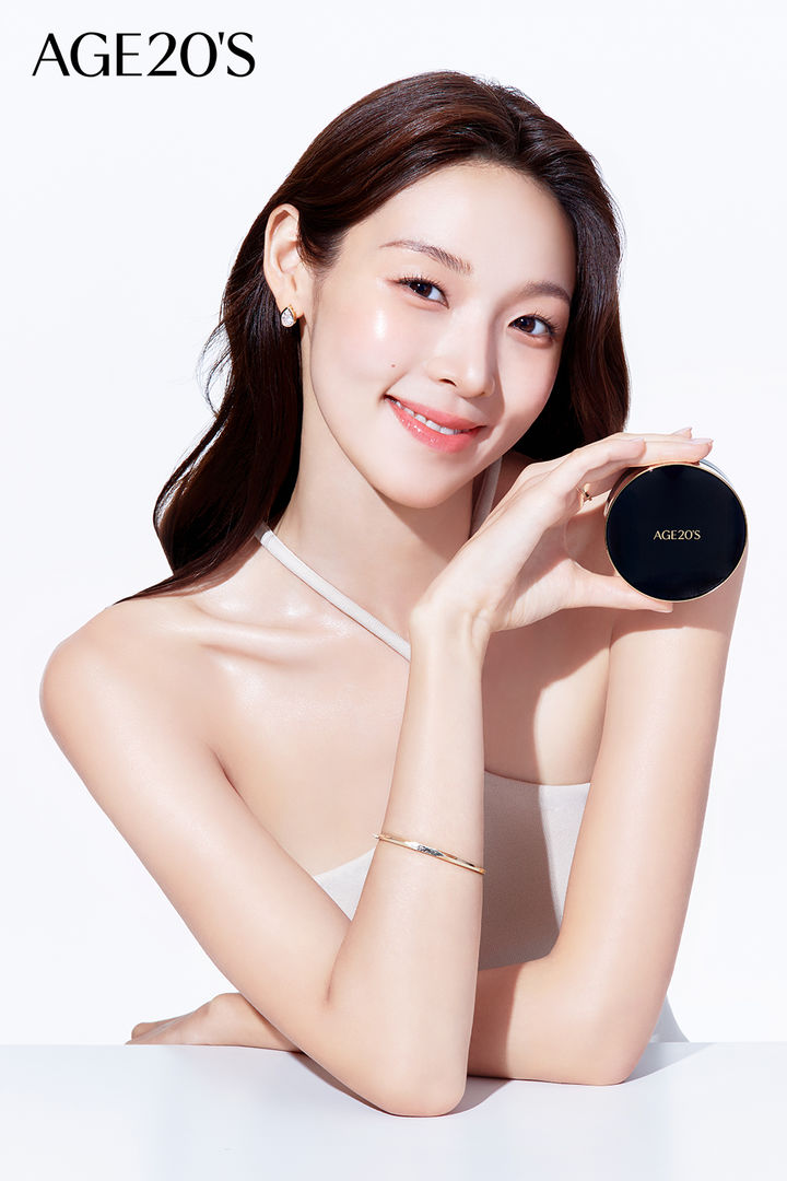 [서울=뉴시스] AGE20’S가 '시그니처 에센스 팩트 인텐스 커버' 모델로 최미나수를 발탁했다. (사진=애경산업 제공) 2026.06.28. photo@newsis.com *재판매 및 DB 금지