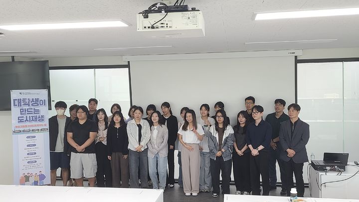 [울산=뉴시스] 26일 울산과학대학교에서 열린 지역 정주형 로컬 인재 양성을 위한 지·산·학 거버넌스 구축 협약식 및 연계 특강 참석자들이 단체촬영하고 있다. (사진=울산도시공사 제공) 2026.06.26. photo@newsis.com *재판매 및 DB 금지