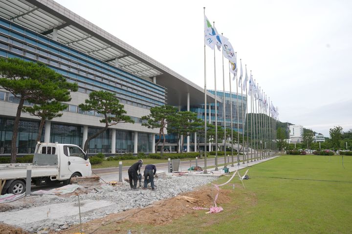 [무안=뉴시스] 전남도청 앞 광주 5개 자치구 기(旗) 게양대 설치공사. 공사 현장 옆에는 전남 22개 시·군 기가 게양돼 있다. (사진 = 전남도 제공). 2026.06.26. photo@newsis.com *재판매 및 DB 금지