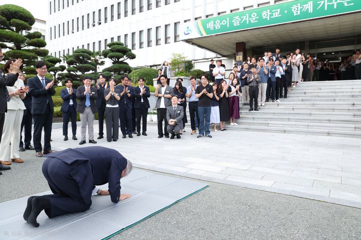 [창원=뉴시스]교육청을 향해 큰 절하는 박종훈경남교육감.(사진=경남교육청 제공) 2026.06.26. photo@newsis.com *재판매 및 DB 금지