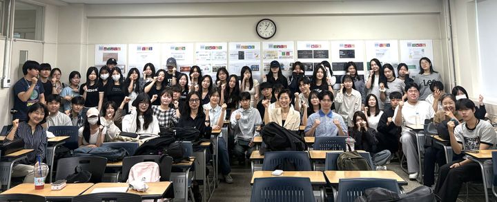 [서울=뉴시스] 4일 명지대에서 열린 '2026 유네스코 세계시민교육 강좌개설 지원사업 결과 발표회'의 참가자들이 기념 사진을 촬영하고 있다. (사진=명지대 제공) 2026.06.26. photo@newsis.com *재판매 및 DB 금지