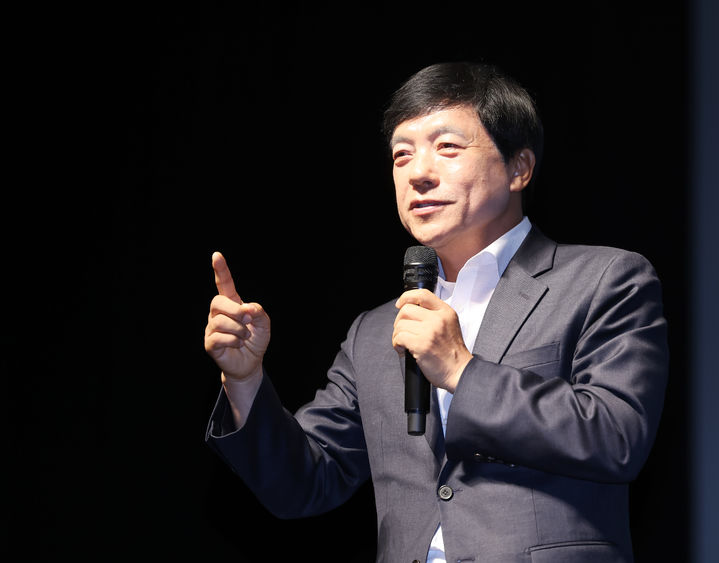 [고창=뉴시스] 26일 고창문화의전당에서 열린 '군민행복포럼' 고창이 고향인 이성윤 국회의원이 초청강연을 펼치고 있다. *재판매 및 DB 금지
