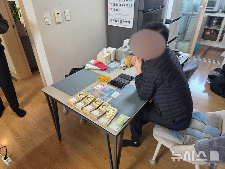[서울=뉴시스]경찰청 국가수사본부는 지난해 11월 1일부터 올해 5월 31일까지 진행한 상반기 사이버도박 집중단속 결과 1746건·2319명을 검거하고 이 가운데 154명을 구속했다고 28일 밝혔다. 사진은 경찰이 불법 도박사이트 운영 혐의를 받는 피의자의 주거지를 압수수색하고 있는 모습. 2026.06.26(사진=경찰청 제공)