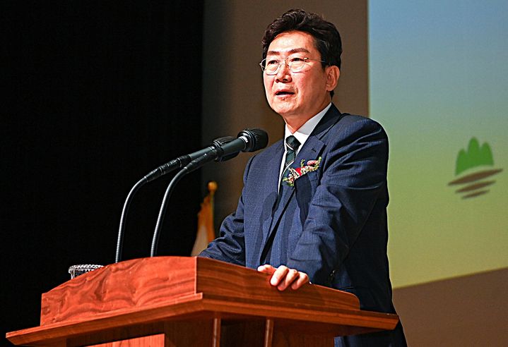 [원주=뉴시스] 이덕화 기자 = 26일 민선8기 원주시장 이임식이 열린 가운데 원강수 시장이 공직자들에게 "원주의 더 큰 발전을 기원한다"며 인사말을 하고 있다. 2026.06.26. wonder8768@newsis.com *재판매 및 DB 금지
