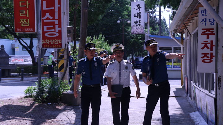[대구=뉴시스] 대구 동부경찰서는 26일 동구 동촌유원지 일대 재난 취약 지역을 찾아 여름철 장마에 대비한 현장 점검을 실시했다. (사진=대구 동부경찰서 제공) 2026.06.26. photo@newsis.com *재판매 및 DB 금지