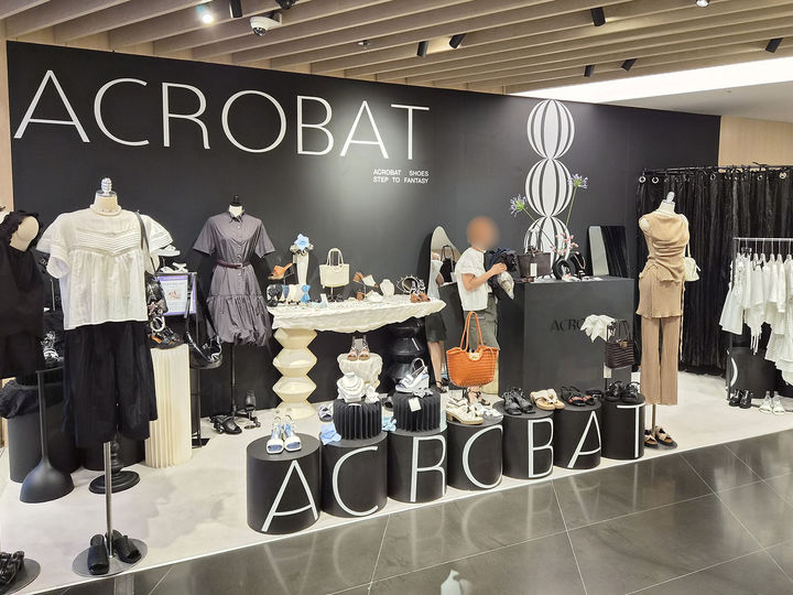 신세계백화점 강남점은 28일까지 4층 행사장에서 슈즈 브랜드 '아크로밧'(ACROBAT) 팝업스토어를 진행한다. *재판매 및 DB 금지