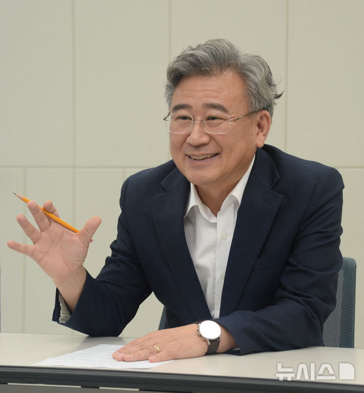 [전주=뉴시스] 김얼 기자 = 천호성 전북특별자치도 교육감 당선인이 26일 전북 전주시 전북특별자치도교육청에 마련된 인수위원회에서 본사와 인터뷰를 하고 있다. 2026.06.26. pmkeul@newsis.com