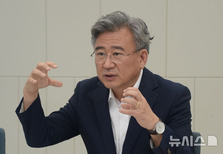 [전주=뉴시스] 김얼 기자 = 천호성 전북특별자치도 교육감 당선인이 26일 전북 전주시 전북특별자치도교육청에 마련된 인수위원회에서 본사와 인터뷰를 하고 있다. 2026.06.26. pmkeul@newsis.com