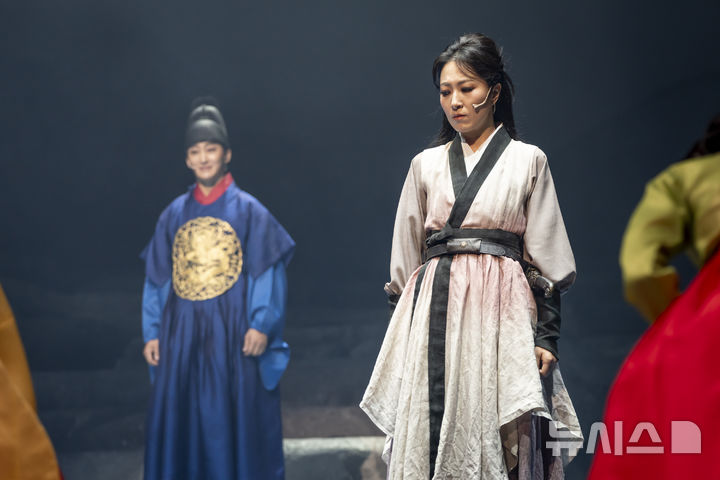  [서울=뉴시스]국립창극단 '효명'이 23일 서울 국립극장 해오름극장에서 개막했다. 효명세자 역을 맡은 이광복과 묘묘 역을 맡은 김소연이 열연하고 있다. (사진=국립극장 제공)