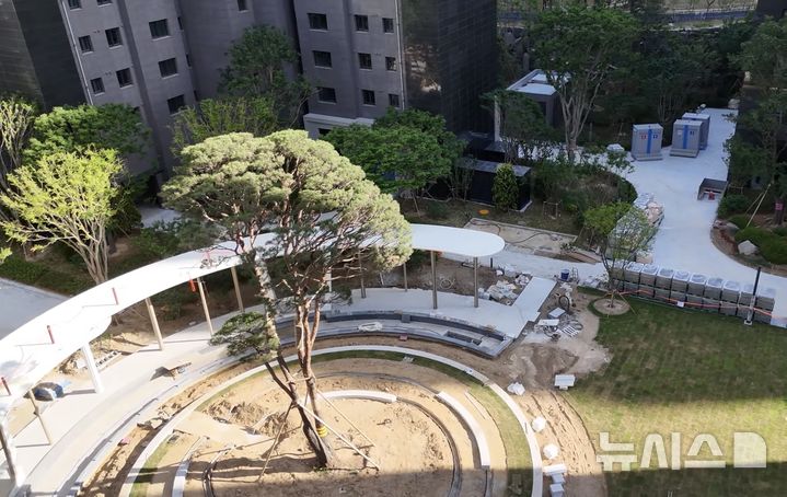 [서울=뉴시스] 서울 서초구 방배동 '디에이치 방배'에 식재된 상징목. (사진=독자 제공) 2026.06.26. photo@newsis.com. 