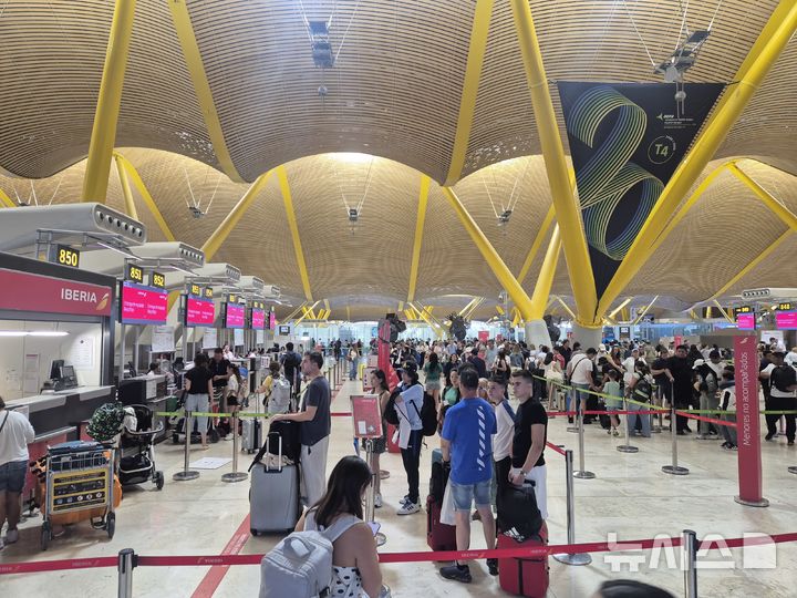 [마드리드(스페인)=뉴시스] 홍찬선 기자 = 지난 25일 스페인 마드리드 공항에서 이용객들이 출국 수속을 하고 있다. 2026.06.28. mania@newsis.com 