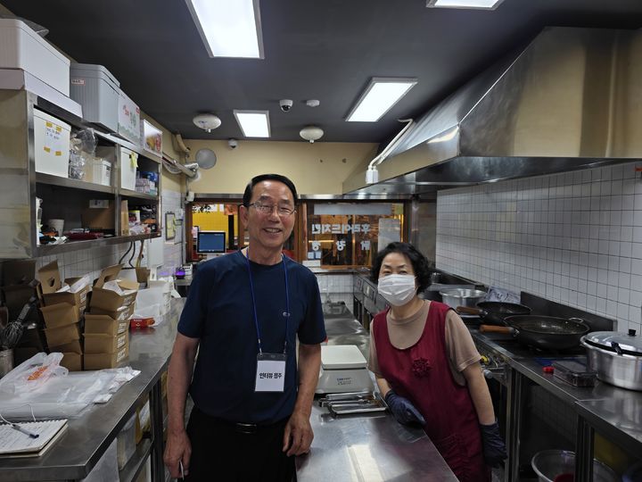 [예산=뉴시스] 예산시장, 강호일 옛날구구통닭 사장 내외. 2026.06.26. kimsy@newsis.com *재판매 및 DB 금지