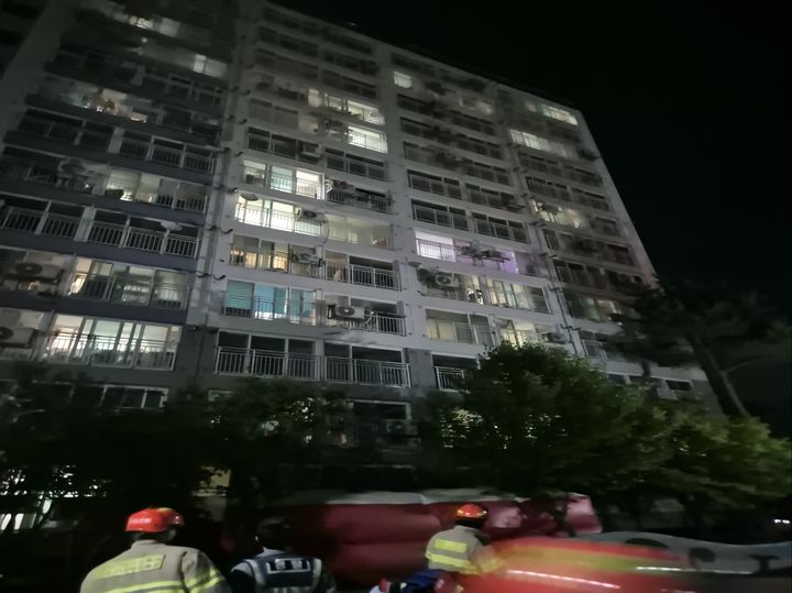 [아산=뉴시스] 지난 23일 발생한 아파트 추락위기 신고 현장. (사진=아산소방서 제공) 2026.06.26 photo@newsis.com *재판매 및 DB 금지