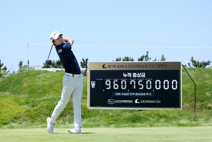 [서울=뉴시스] 한국프로골프(KPGA) 투어 군산CC 오픈 공동 선두에 오른 왕정훈. (사진=KPGA 제공) 2026.06.26. *재판매 및 DB 금지