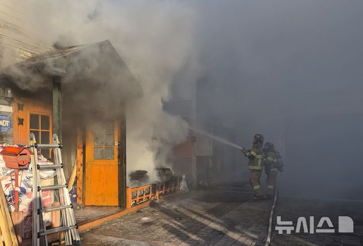 [안동=뉴시스] 안동시 운흥동 상가 화재 현장(사진=경북소방본부 제공) 2026.6.26. ]photo@newsis.com