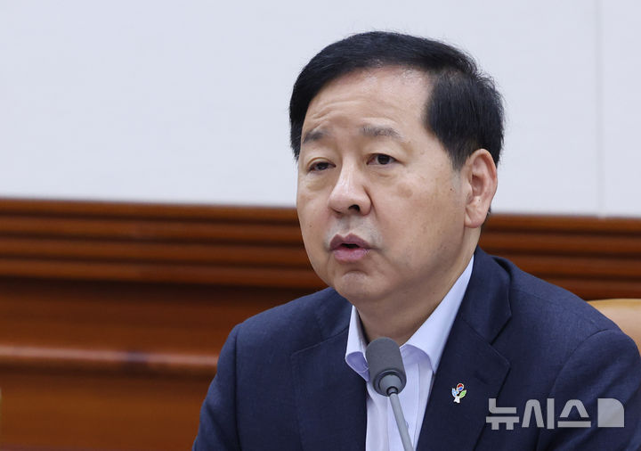 [서울=뉴시스] 조수정 기자 = 구윤철 경제부총리 겸 재정경제부 장관이 26일 오전 서울 종로구 정부서울청사에서 비상경제본부 회의 겸 경제관계장관회의 겸 민생물가 특별관리 관계장관 TF 회의를 주재하고 있다. 2026.06.26. chocrystal@newsis.com