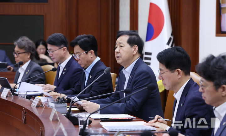 [서울=뉴시스] 조수정 기자 = 구윤철 경제부총리 겸 재정경제부 장관이 26일 오전 서울 종로구 정부서울청사에서 비상경제본부 회의 겸 경제관계장관회의 겸 민생물가 특별관리 관계장관 TF 회의를 주재하고 있다. 2026.06.26. chocrystal@newsis.com